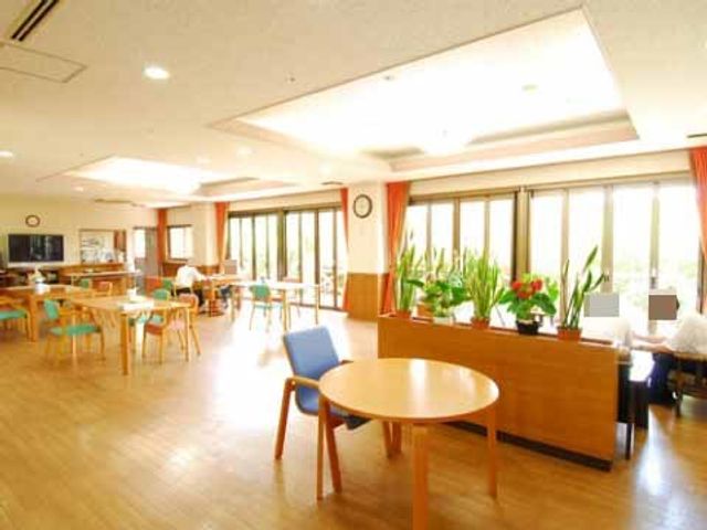 日中の明るい食堂 食堂 ゆったりとした食堂では、明るい窓からの光が心地よく、そこにいる方々がリラックスして過ごしています。
