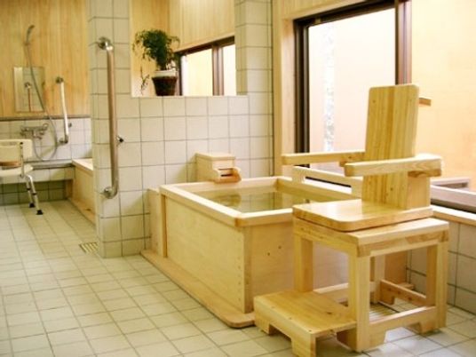 木製の入浴設備の浴室