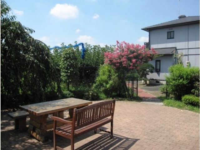 庭のベンチと緑の木々 中庭 緑豊かな空間で心安らぐ中庭です。ベンチでくつろぎながら自然を感じることができます。