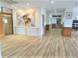 明るい廊下とアート作品