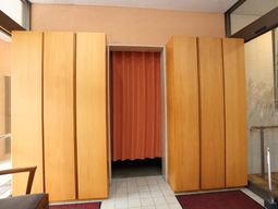 木製のスクリーン越しの浴室