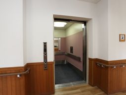 エレベーターの前の通路