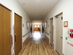 明るい廊下と扉