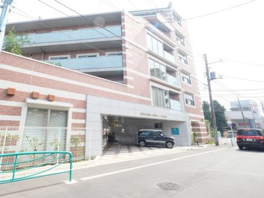 多階層の建物エントランス