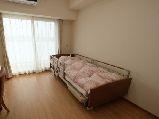 居心地の良い個室のベッド