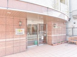 エントランス前のベンチ