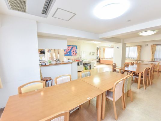 広々とした明るい食堂