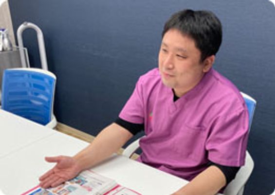 職員の方が話す様子