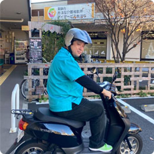 スタッフの笑顔 エントランス前