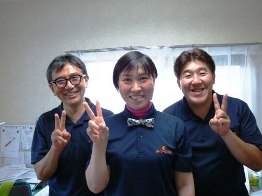笑顔のスタッフ3人  