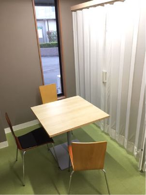 明るい席があるラウンジ