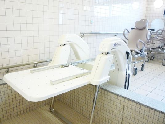 介護用機器がある浴室