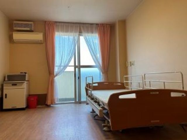 明るい居室のベッド  