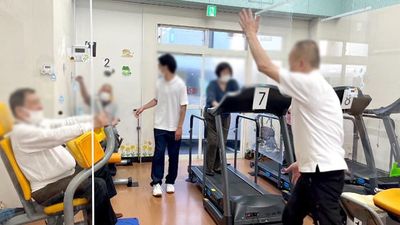 運動機器が並ぶ室内