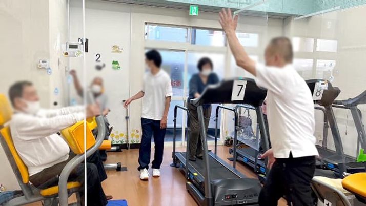 運動機器が並ぶ室内