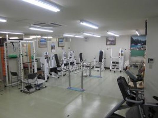 運動機器が整った機能訓練室