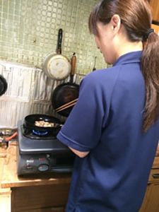 調理中のスタッフイメージ