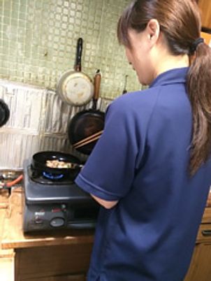 調理中のスタッフイメージ