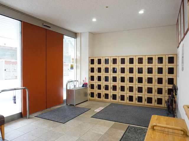 エントランスとシューズボックス 玄関 清潔感のあるエントランスは、手すり付きで安全に配慮され、来訪者の快適な出入りをお助けします。