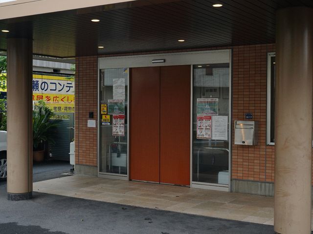エントランスの自動ドア 玄関 広々とした入り口は自動ドアで、出入りが快適です。すぐに感じられる明るい雰囲気がお出迎えいたします。
