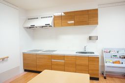 キッチンコーナーの明るい居室