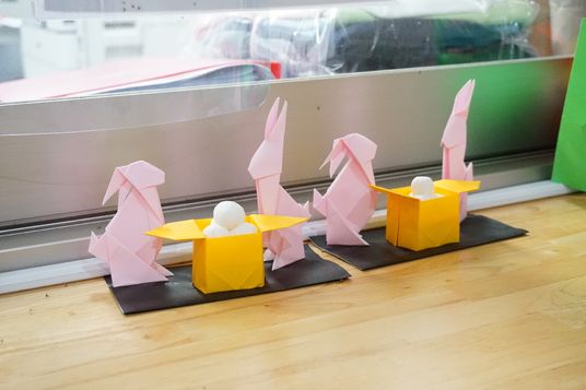 折り紙のうさぎと箱