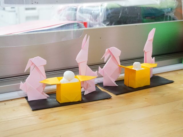 折り紙のうさぎと箱 共有スペース 手作りの工芸品が並ぶ、創造性を刺激するスペースです。利用者の皆様と交流しながら、趣味活動が楽しめる環境が整っています。