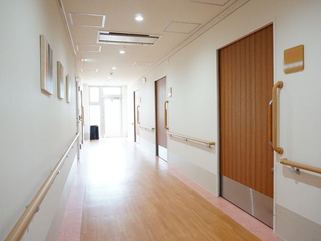 清潔な廊下の様子 廊下 手すりが設置された明るく清潔感のある廊下です。通路は十分な広さがあり、ゆったりと移動いただけます。