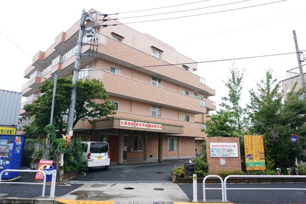 建物外観とエントランス