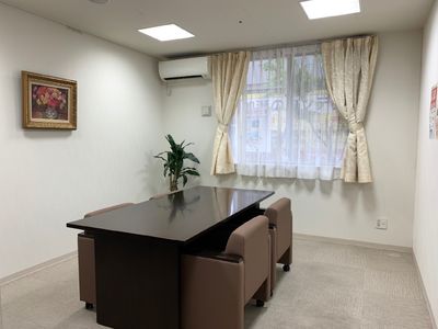 会議室のテーブルと椅子