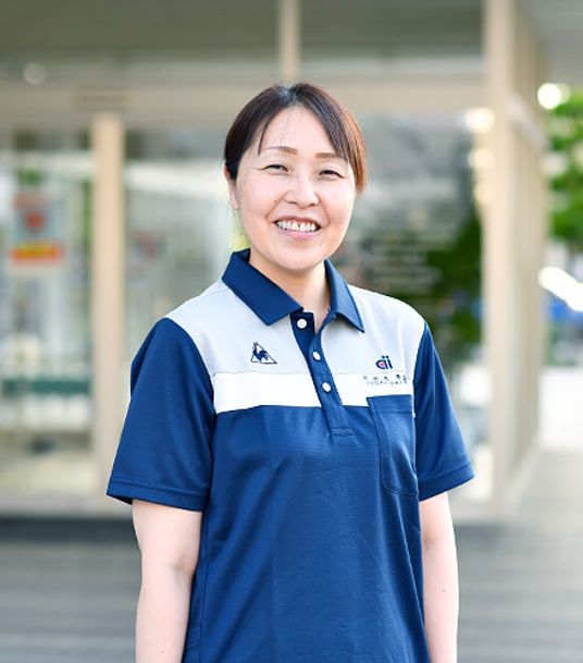 笑顔のスタッフ立ち姿