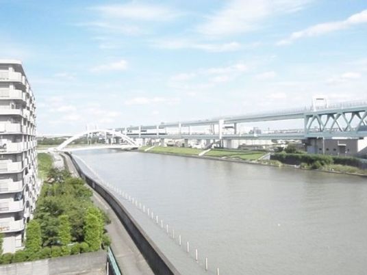 川沿いの景色と建物