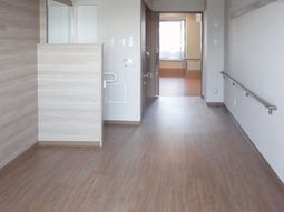 明るい清潔な廊下