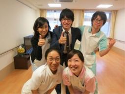 笑顔のスタッフ集合写真