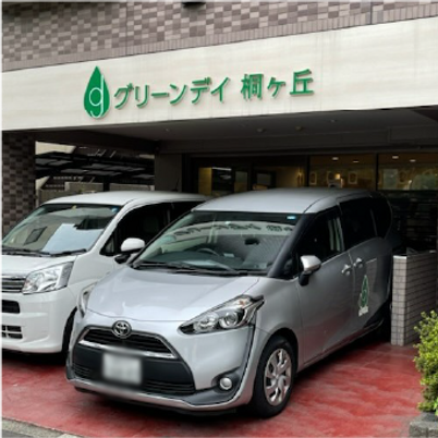 車が並ぶ建物前