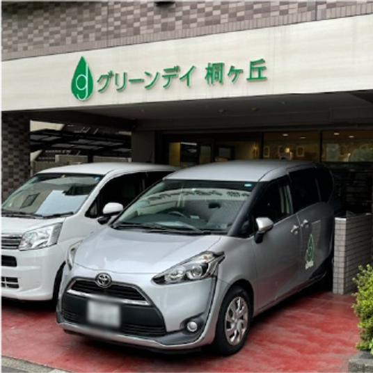 車が並ぶ建物前