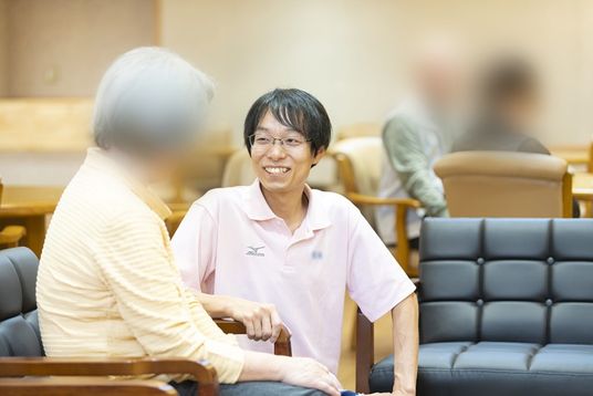 笑顔の交流があるラウンジ