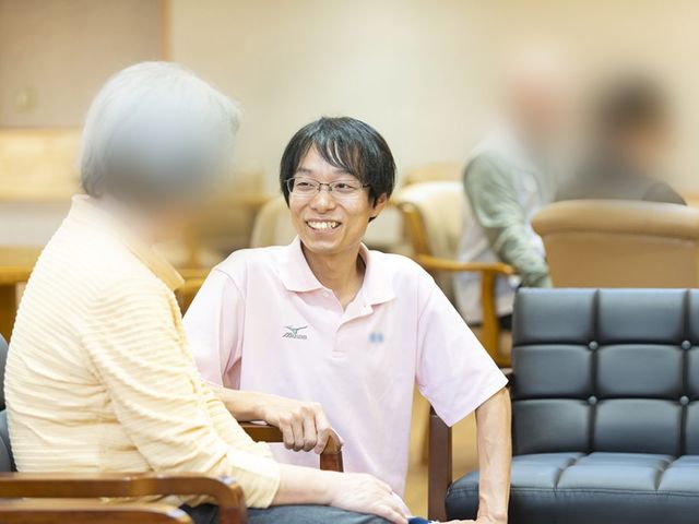 笑顔の交流があるラウンジ ラウンジ 利用者同士が笑顔で交流する明るいスペースです。リラックスしながら会話を楽しめます。