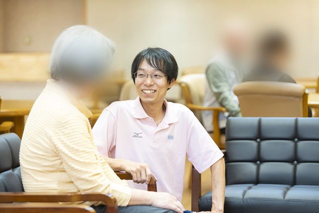 笑顔の交流があるラウンジ
