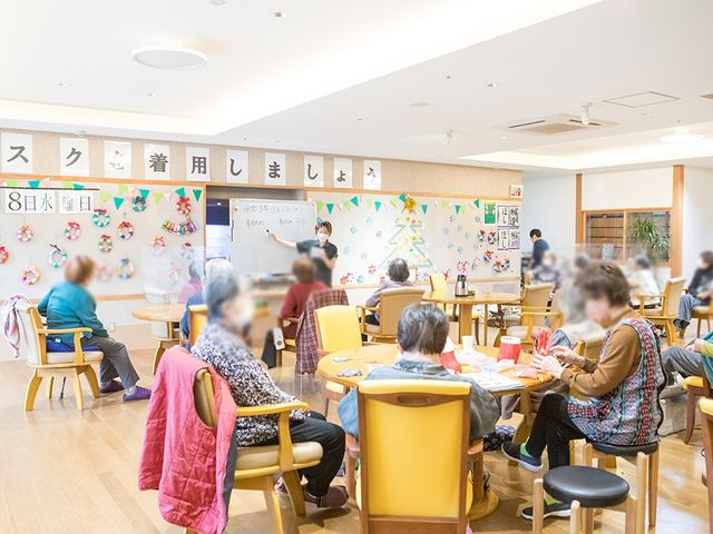 談笑が行える広間 多目的室 広々としたスペースで、和気あいあいとした雰囲気の中で自由に交流できる空間があります。