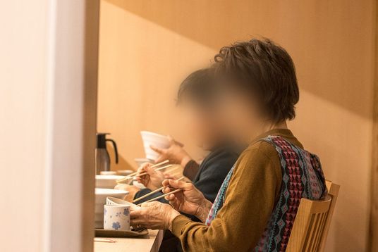 和やかな昼食の場面