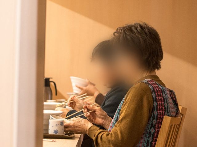 和やかな昼食の場面 食堂 自然な光が差し込む中、和やかな雰囲気の中で食事が楽しめる空間です。