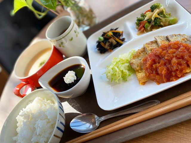 バランスの良い食事提供 食堂 栄養バランスを考えた美味しそうな食事が並び、ゆったりしたお食事の時間を支えます。