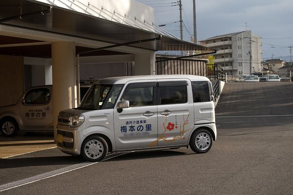 施設の送迎用車両