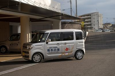 施設の送迎用車両