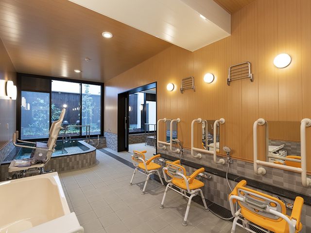ゆったり浴室 浴室 床から天井まで木目調の浴室は、広々とした造りで入浴の時間が心地よい癒しの瞬間です。