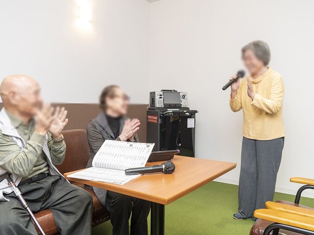 和やかな交流の場 多目的室 会話やカラオケを楽しむ和やかな交流の場です。同僚と和気あいあいと仕事ができる環境です。