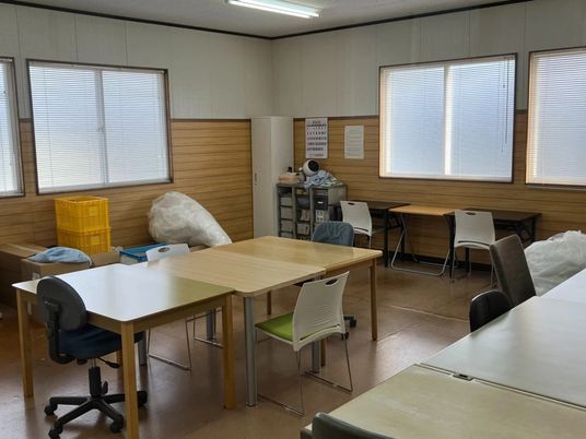 作業机が並ぶ多目的室  