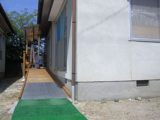 屋外の木製スロープ  