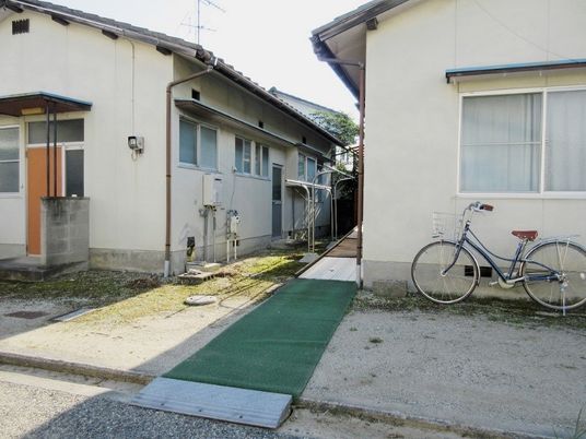 建物の通路外観  